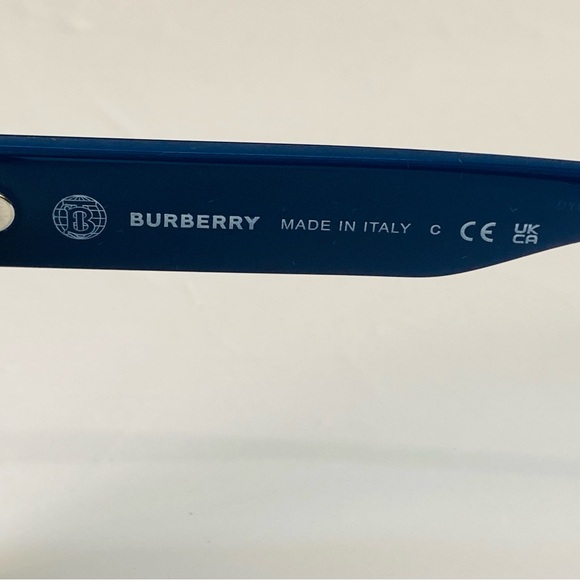 New BURBERRY
Dark Blue Square Men's Sunglasses - Picture 13 of 13